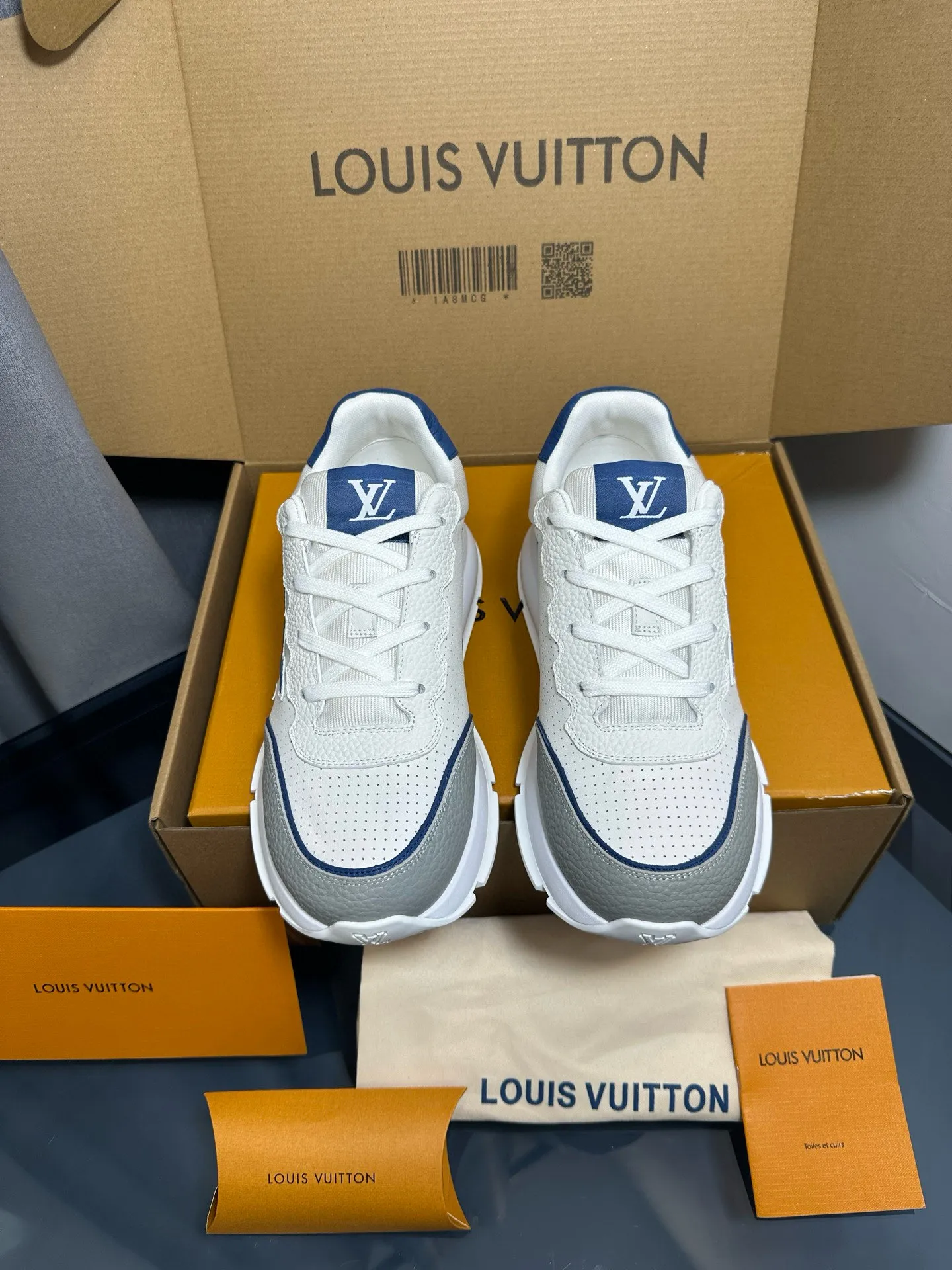Factory price: 700💰🌈LV | Louis Vuitton 2025𝐬𝐬 🧡💚2025 spring and summer new style top version‼ ️The original version is the same. The counter focuses on the latest casual shoes and new hard goods🆕 ❥Purchasing agent level! Full of high-end feel! A popular model among bloggers at home and abroad, it’s retro and fashionable, and looks stunning on your feet! Wear a lot of happiness! The official website's main recommendation★ ━━━━━ ЅᏇєєt ━━━━━ ▪️Upper: Original custom-made imported calfskin fabric ▪️Inner: breathable gauze imported from Italy ▪️Outsole: rubber foam ➕t men's men's shoes 💰u high-end outsole ▪️Color: nine colors available ▪️Shoe size: 35-44, (45, 46 customized)